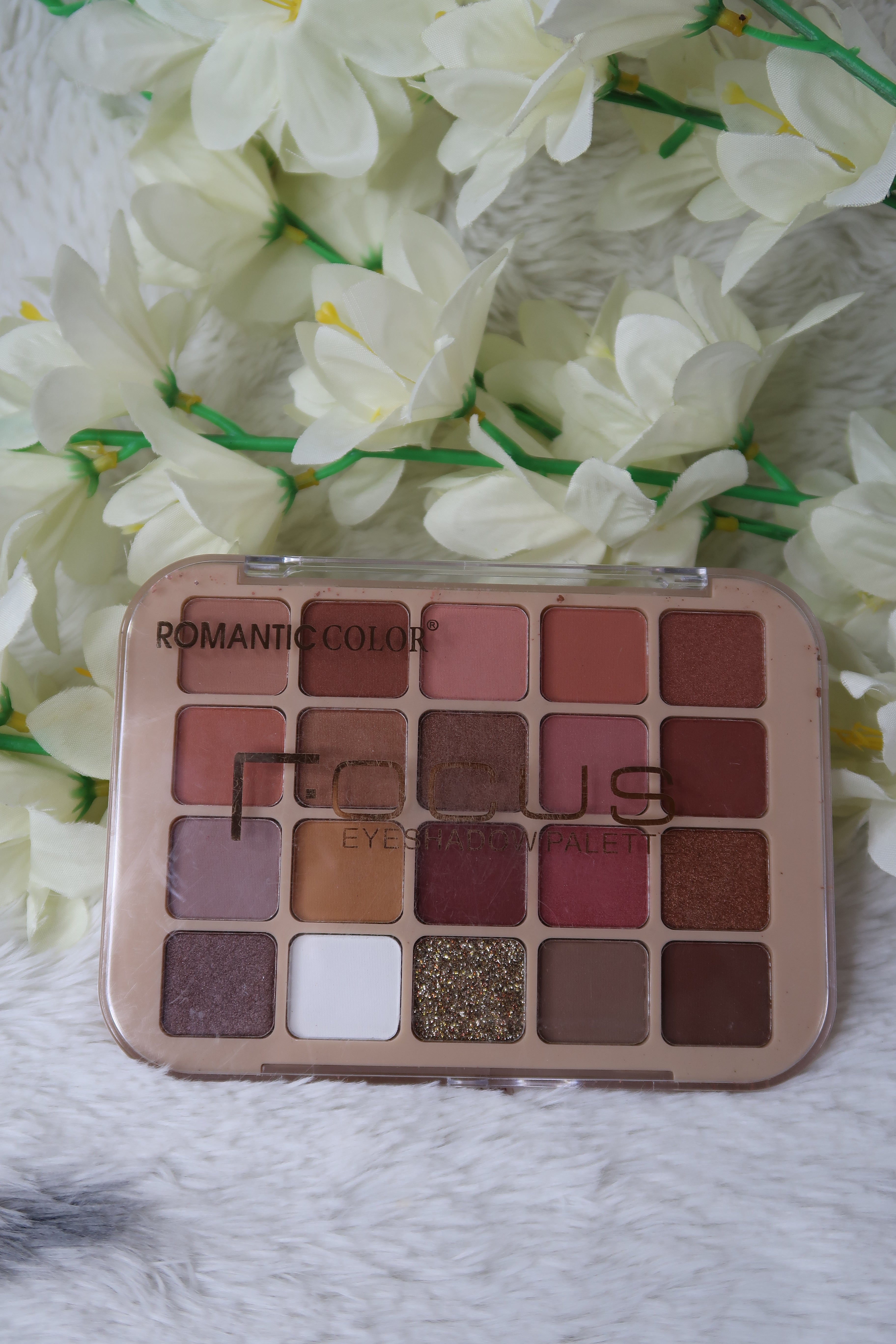 Eyeshadow and Glitter 16 Color Focus Palette