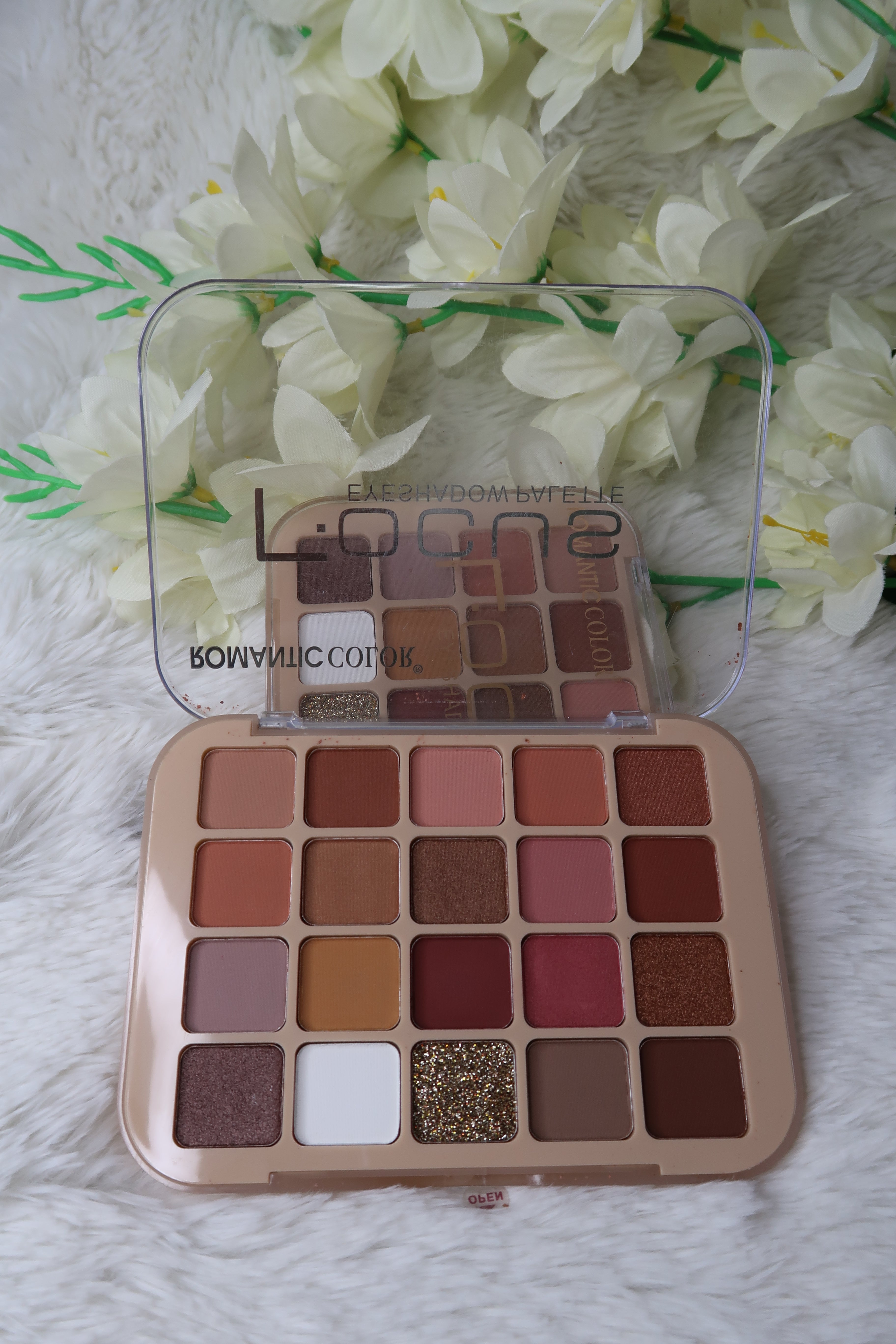 Eyeshadow and Glitter 16 Color Focus Palette