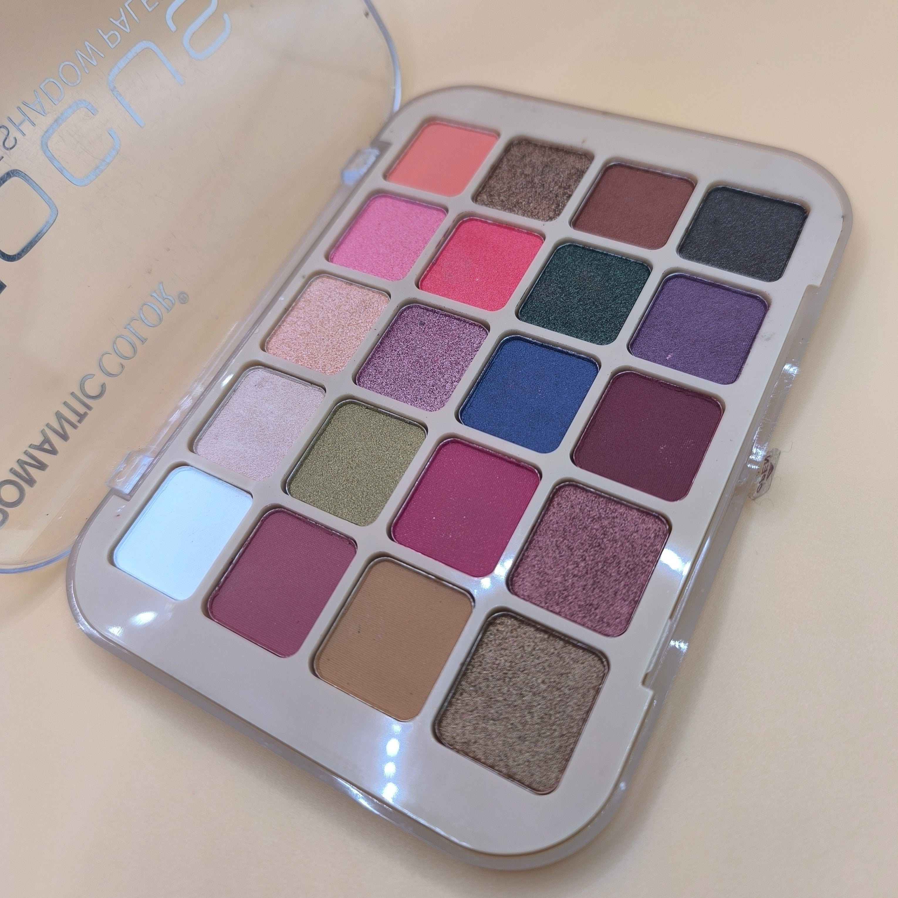Eyeshadow and Glitter Color Focus Palette