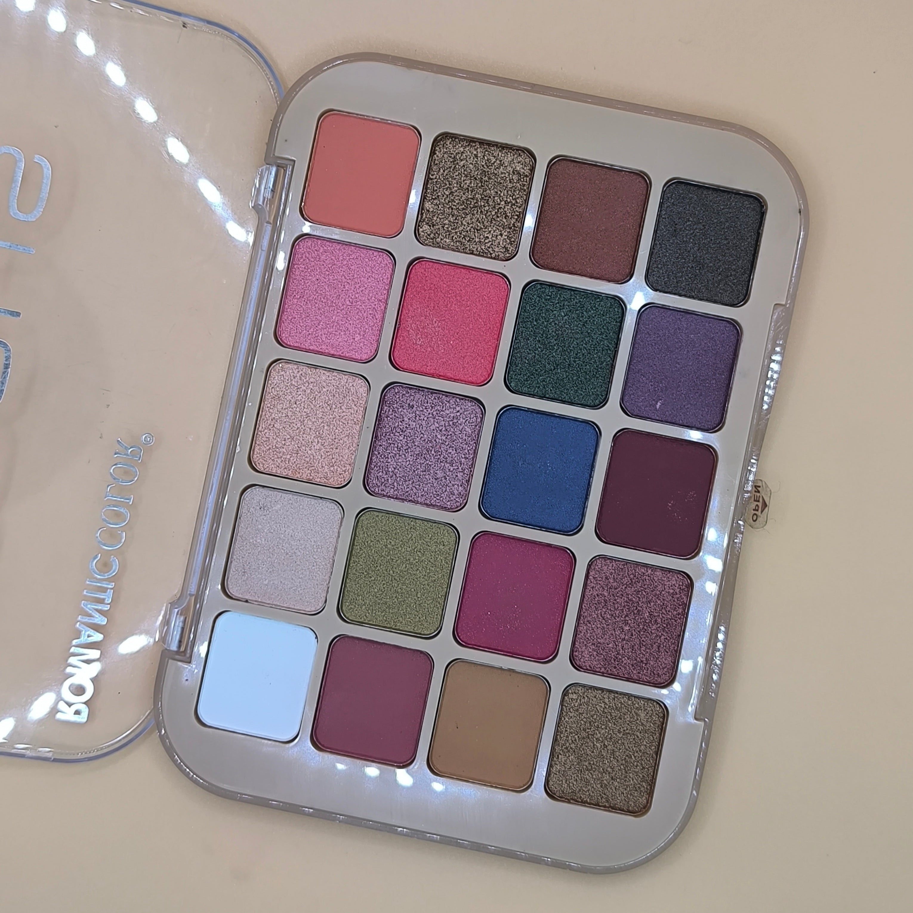 Eyeshadow and Glitter Color Focus Palette