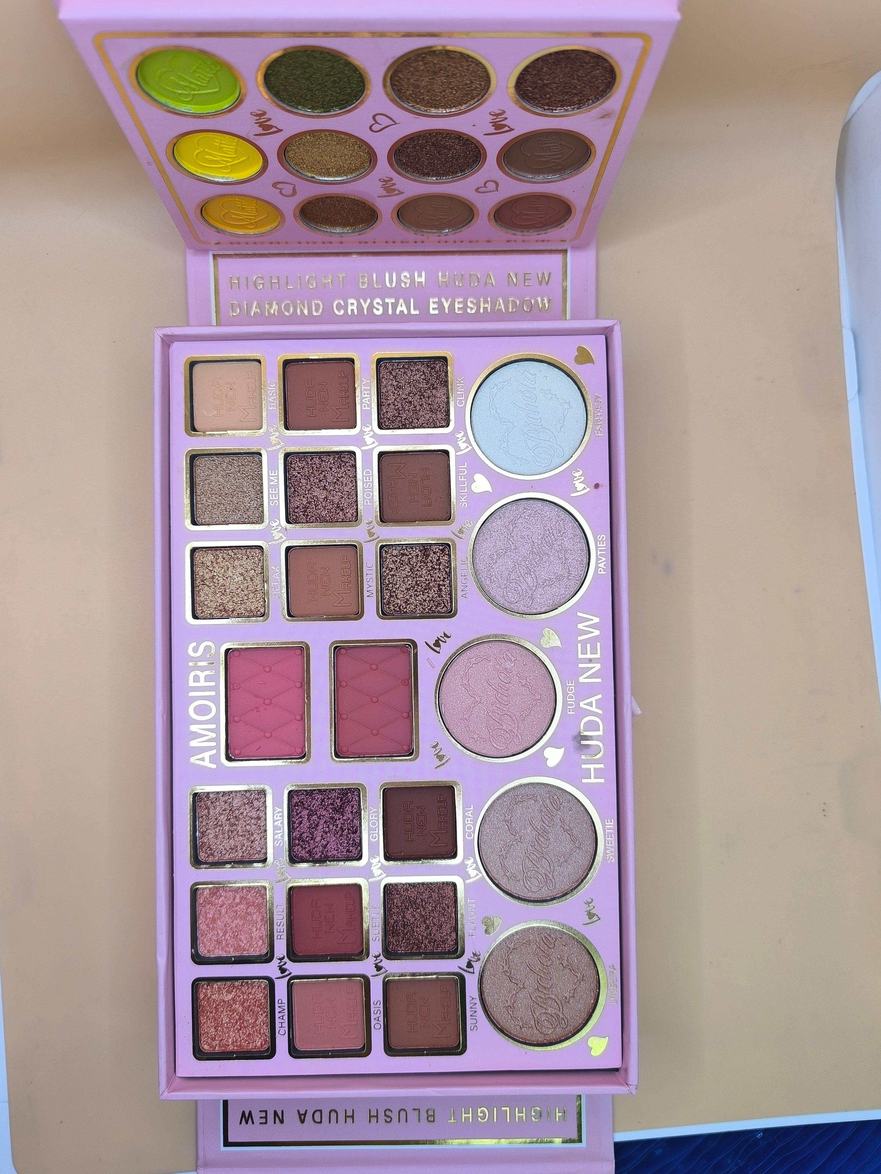 Huda New Amoris Eyeshadow All in 1 book